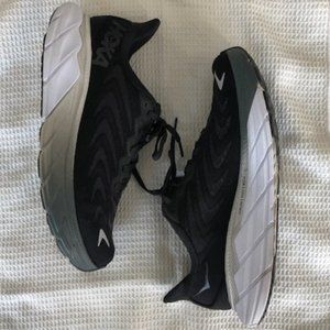 HOKA Arahi 6 - Women's Running Shoe Black/White